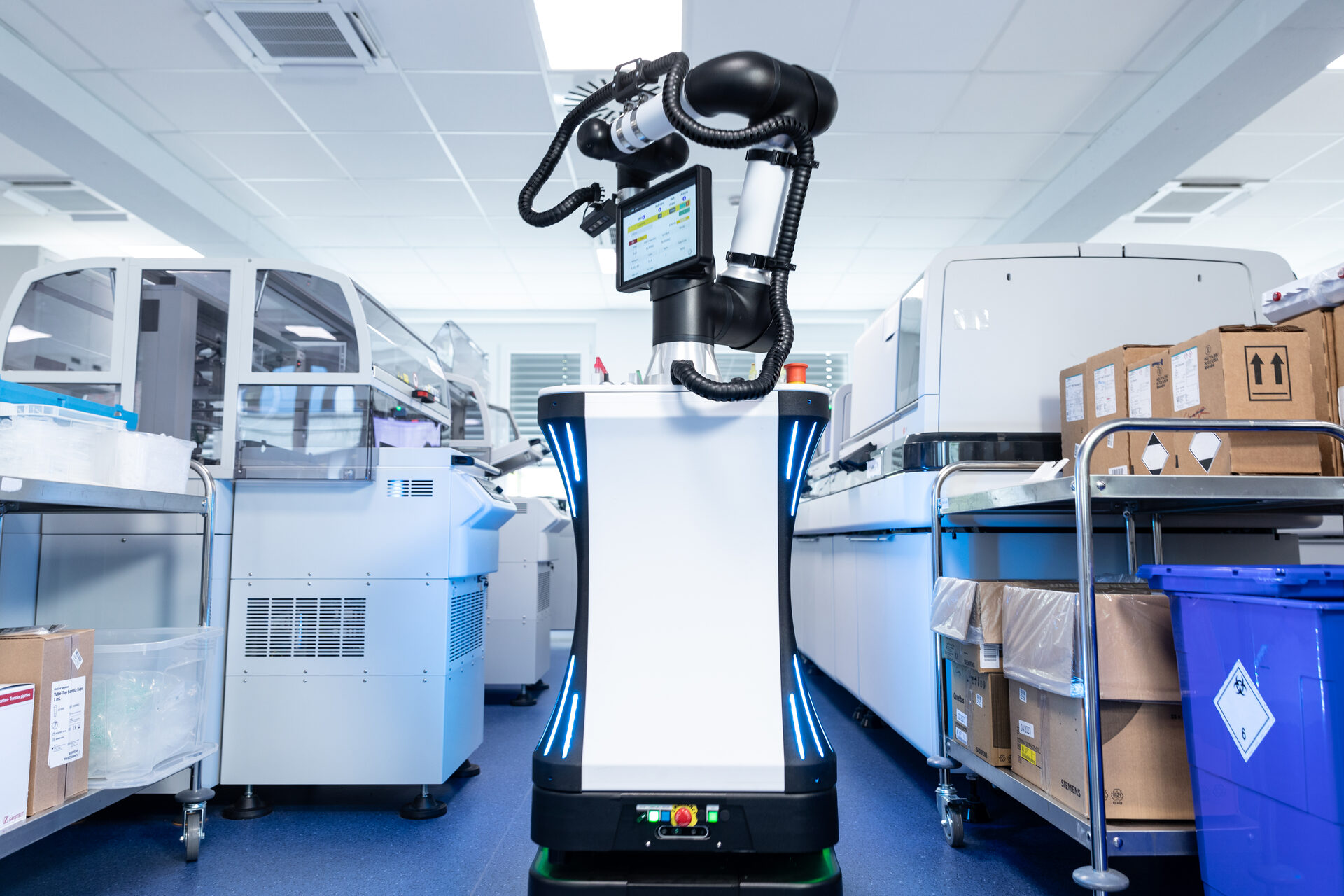 Mobile robot working in a clinical laboratory
